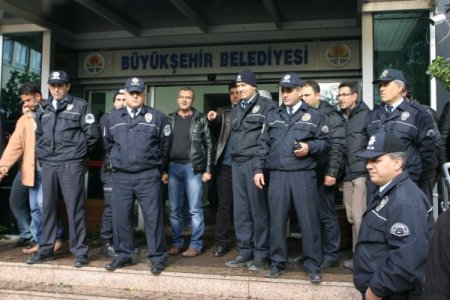 Dükkanları yağmur suları altında kalan esnaf belediyeyi bastı