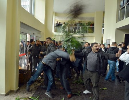 Dükkanları yağmur suları altında kalan esnaf belediyeyi bastı