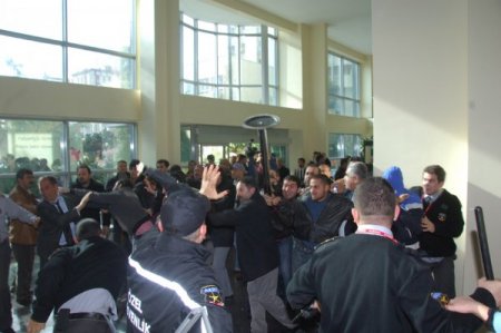 Dükkanları yağmur suları altında kalan esnaf belediyeyi bastı