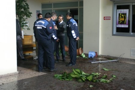 Dükkanları yağmur suları altında kalan esnaf belediyeyi bastı