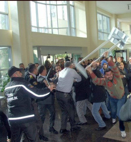 Dükkanları yağmur suları altında kalan esnaf belediyeyi bastı