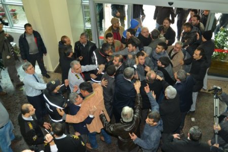 Dükkanları yağmur suları altında kalan esnaf belediyeyi bastı