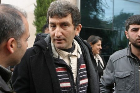 Dükkanları yağmur suları altında kalan esnaf belediyeyi bastı