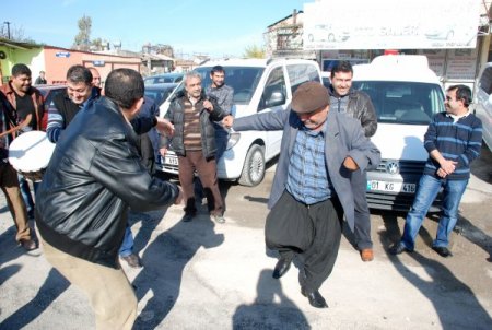 Dükkanlarının yıkılmasını istemeyen esnaf eylem yaptı