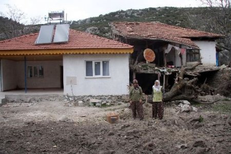 Dul Kadının Yıkılmak Üzere Olan Evinin Yenisi Yapıldı