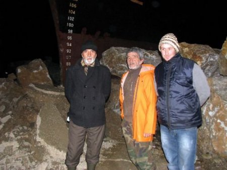 Dümeni Kiltlenen Yük Gemisi, Balıkçı Barınağına 3 Metre Kala Mendireğe Çarparak Durabildi