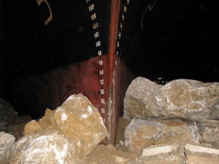 Dümeni Kiltlenen Yük Gemisi, Balıkçı Barınağına 3 Metre Kala Mendireğe Çarparak Durabildi