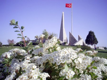 Dumlupınar Şehitliği'ne Ziyaretçi Akını