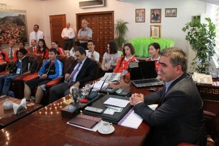 Dünya çocukları şehzadeler şehrinde mehteran ile karşılandı