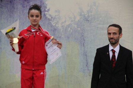 Dünya Gençler Şampiyonası'nda Zeynep Akyüz şampiyon oldu