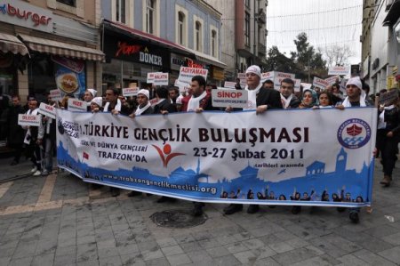 Dünya Gençleri Trabzon'da Sevgiye Yürüdü