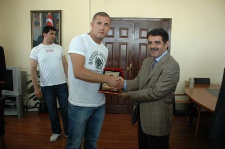 Dünya Kickboks Şampiyonu Gökhan Saki Memleketi Kars'ta
