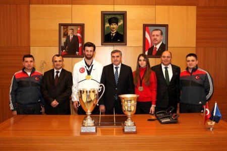 Dünya şampiyon kareteciler evle ödüllenirilecek