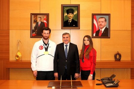 Dünya şampiyon kareteciler evle ödüllenirilecek