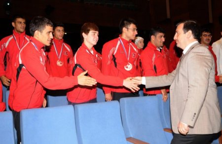 Dünya şampiyonu kick boksçular SGM’ye ziyarette bulundu
