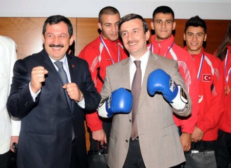Dünya şampiyonu kick boksçular SGM’ye ziyarette bulundu