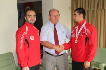 Dünya şampiyonu sporcu ÇGC’yi ziyaret etti