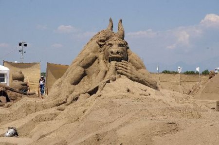Dünya Tarihine Damgasını Vuran Mitoloji Kahramanlarının Kumdan Heykelleri Yapıldı