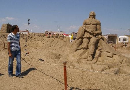 Dünya Tarihine Damgasını Vuran Mitoloji Kahramanlarının Kumdan Heykelleri Yapıldı