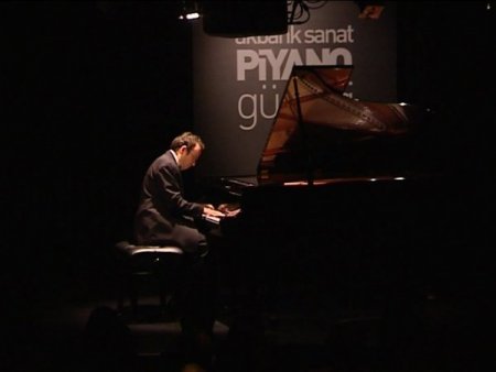 Dünyaca ünlü piyanist Şevki Karayel, Beyoğlu’nda konser verdi (Özel)