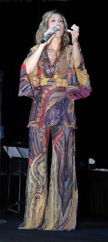 Dünyaca Ünlü Sanatçı Lara Fabian Bursaları Coşturdu