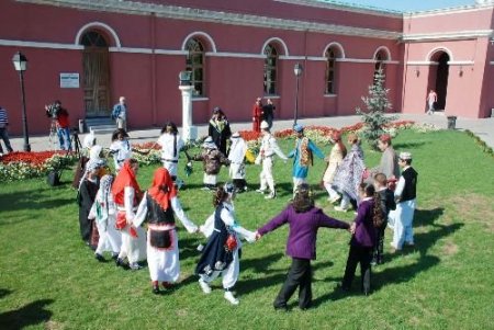 Dünyada 140 Milyon Yetim Var, 60 Milyon Çocuk Geceleri Aç Yatıyor