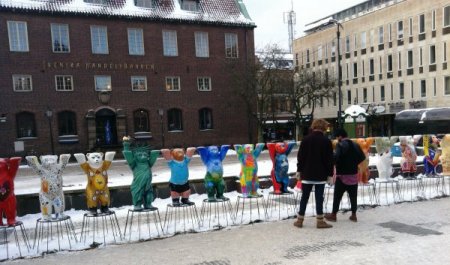 Dünyanın bütün ayıları barış için İsveç’te el ele