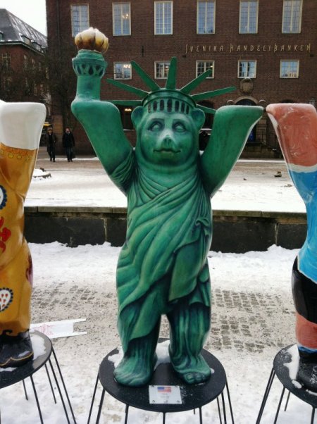 Dünyanın bütün ayıları barış için İsveç’te el ele