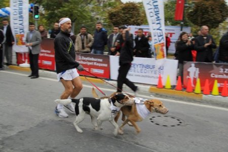 Dünyanın dört bir yanından atletler Cumhuriyet için koşacak