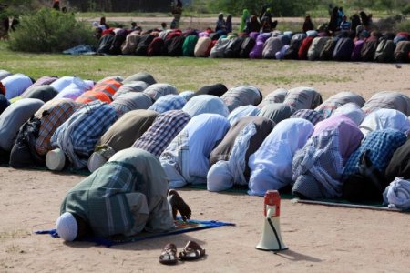 Dünyanın en büyük mülteci kampında Müslümanlar, su için dua etti