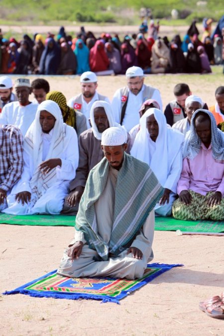 Dünyanın en büyük mülteci kampında Müslümanlar, su için dua etti