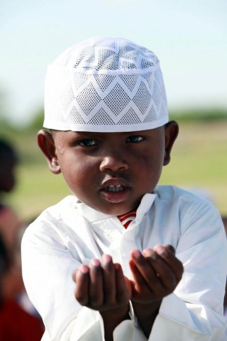 Dünyanın en büyük mülteci kampında Müslümanlar, su için dua etti