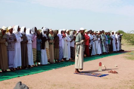 Dünyanın en büyük mülteci kampında Müslümanlar, su için dua etti