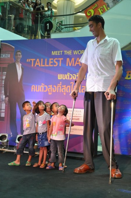 Dünyanın En Uzun Adamına Taylandda Büyük İlgi