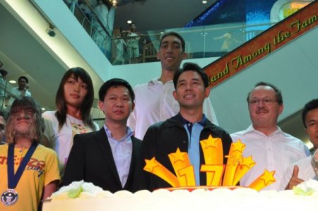 Dünyanın En Uzun Adamına Taylandda Büyük İlgi