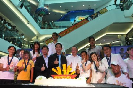 Dünyanın En Uzun Adamına Taylandda Büyük İlgi