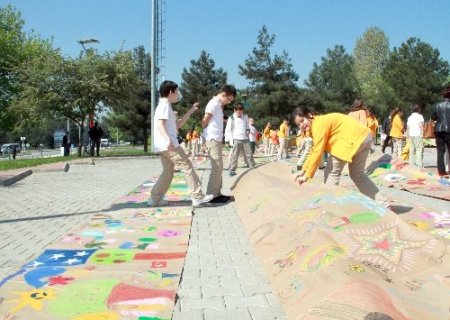 Dünyanın en uzun ekolojik resmi dünya çocuk rekorlarına girdi