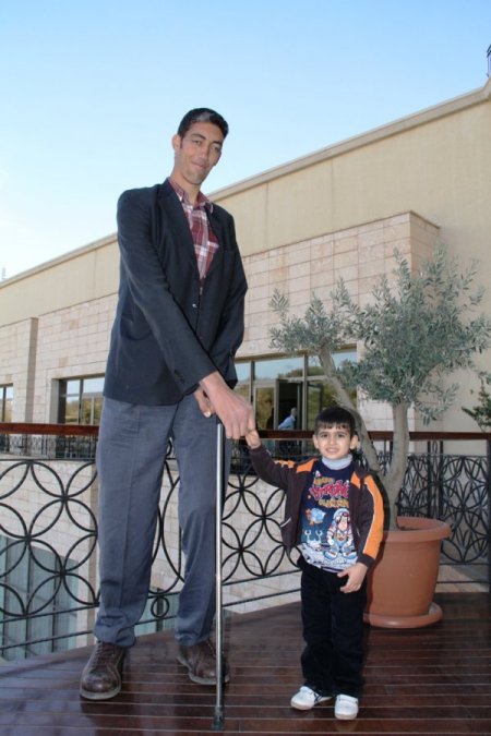 Dünyanın en uzun insanından BM'ye: İsrail'in katliamlarını durdurun