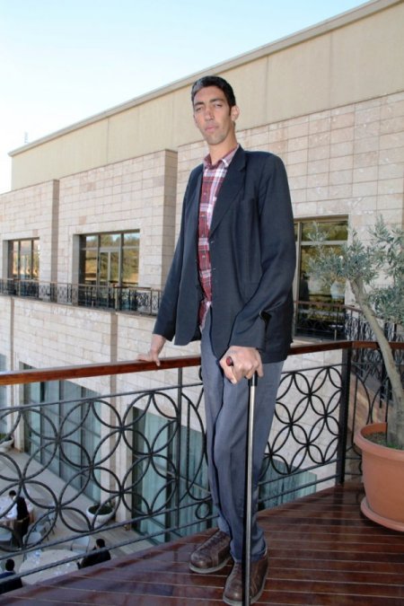 Dünyanın en uzun insanından BM'ye: İsrail'in katliamlarını durdurun