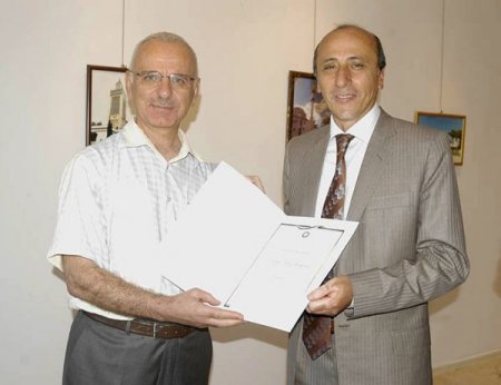 Dünyayı gezdi, minarelerin fotoğrafını çekip sergi açtı