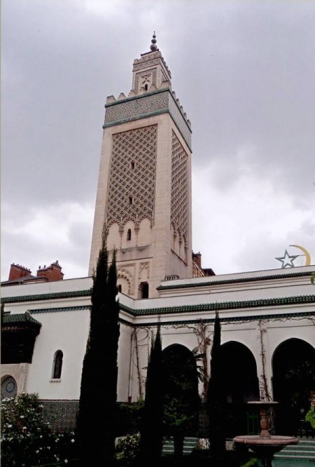 Dünyayı gezdi, minarelerin fotoğrafını çekip sergi açtı