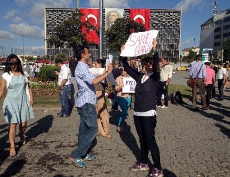 ‘Duran adam’dan sonra ‘sarıl bana’!