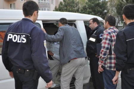 Durdurulan Çalıntı Plakalı Minibüsten 21 Kaçak Mülteci Çıktı