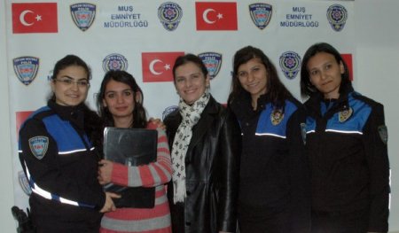 Durmaz, işitme engelli Cansu’yu azmi için ödüllendirdi