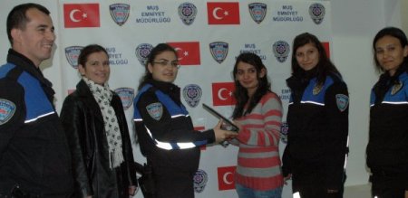 Durmaz, işitme engelli Cansu’yu azmi için ödüllendirdi