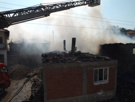 Dursunbey'de Akli Dengesi Bozuk Bir Kişinin Evinde Çıkan Yangın 4 Evi Kül Etti