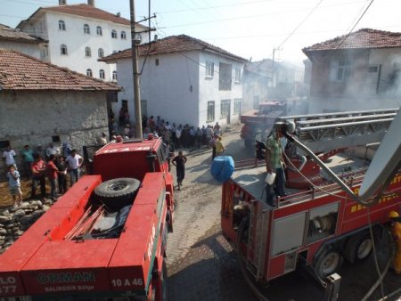 Dursunbey'de Akli Dengesi Bozuk Bir Kişinin Evinde Çıkan Yangın 4 Evi Kül Etti