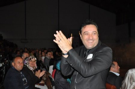 Dursunbey'de Ayhan Aşan konserine yoğun ilgi