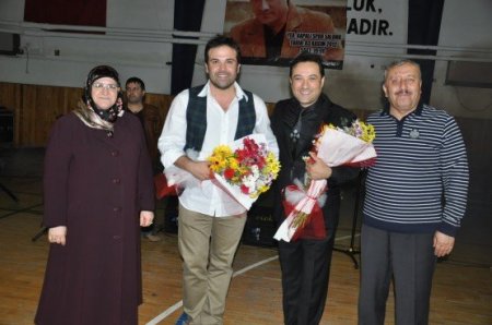 Dursunbey'de Ayhan Aşan konserine yoğun ilgi