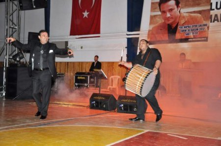 Dursunbey'de Ayhan Aşan konserine yoğun ilgi